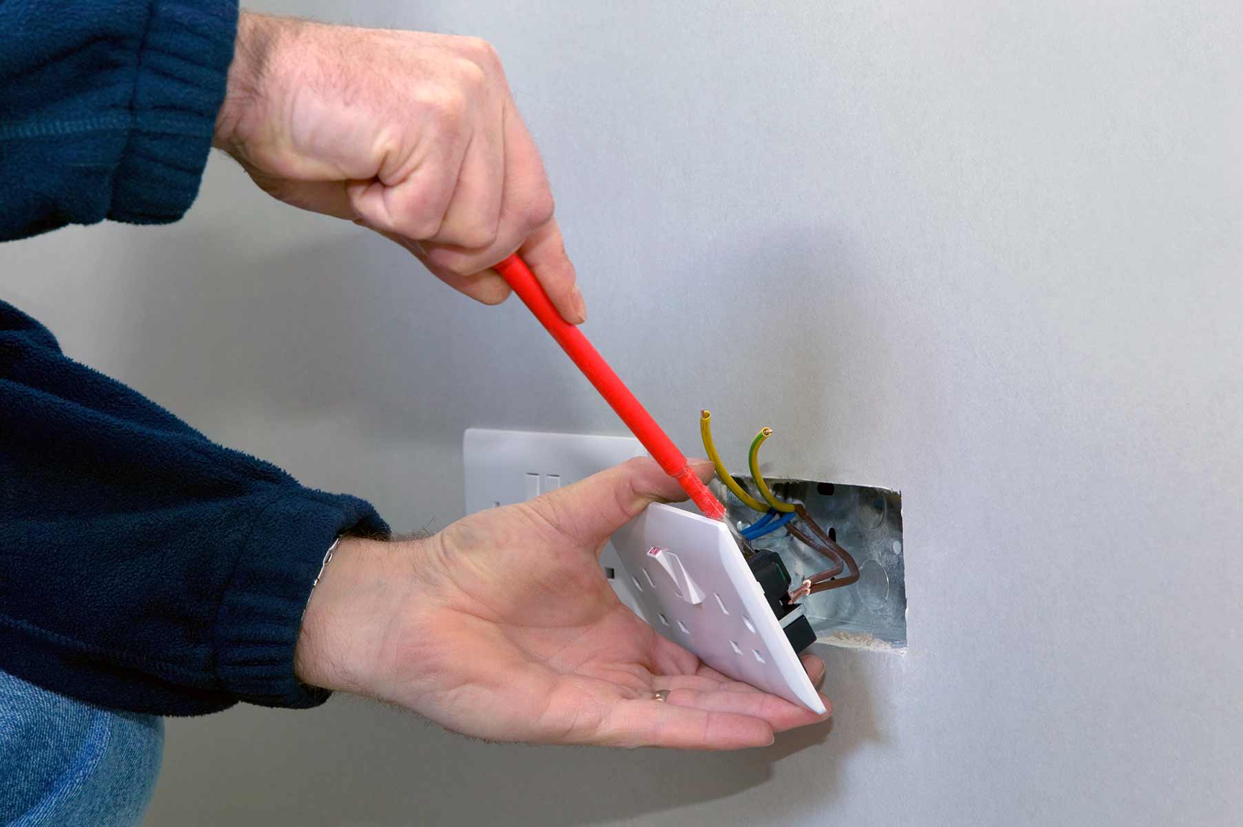 Our electricians can install plug sockets for domestic and commercial proeprties in Bourne and the local area. 